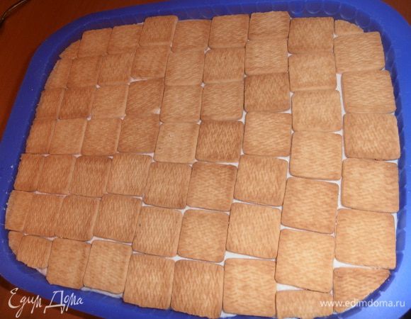 Делать это надо активно(можно доверить детям!),чтобы печенье успело прилипнуть к желе.