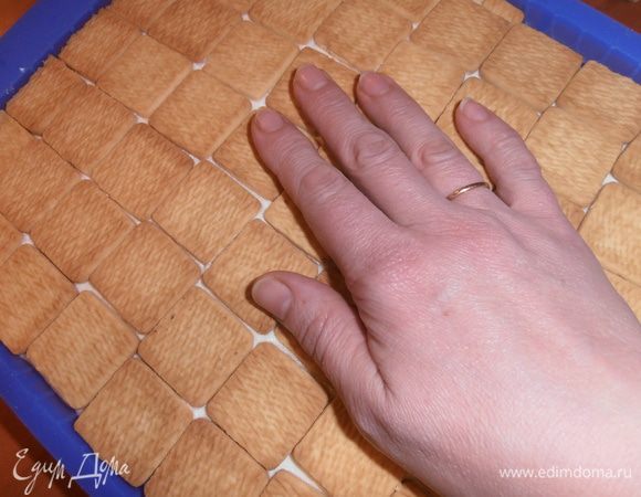 Дальше слегка прижмём печенье ладонью по всей поверхности.Всё,форму отправляем на ночь в холодильник!