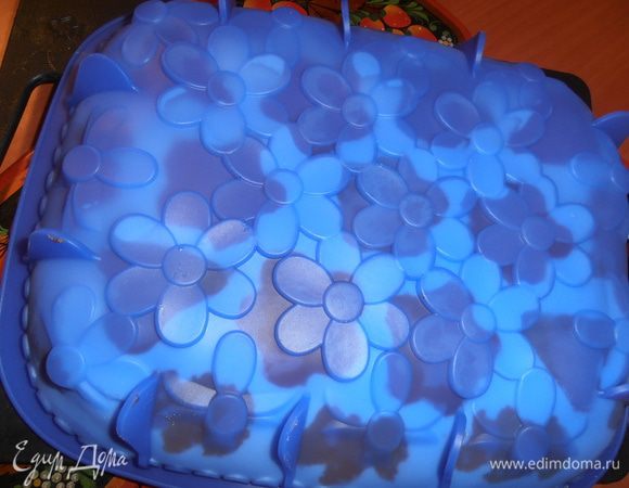 Силикон удобен тем,что можно легко освободить из него тортик.Для этого переворачиваем застывшее желе на ровную поверхность...