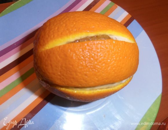 Апельсин тоже попался под руку по цветовой гамме...Делаем насечки ножом...