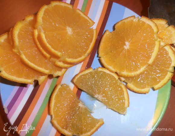 Затем нарезаем на дольки и украшаем тортик.