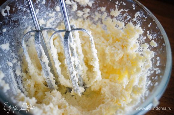 Масло взбить с сахаром до светлой воздушной массы