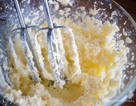 Масло взбить с сахаром до светлой воздушной массы