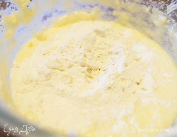 Добавить ванилин, разрыхлитель, рубленные орехи и муку. Аккуратно перемешать