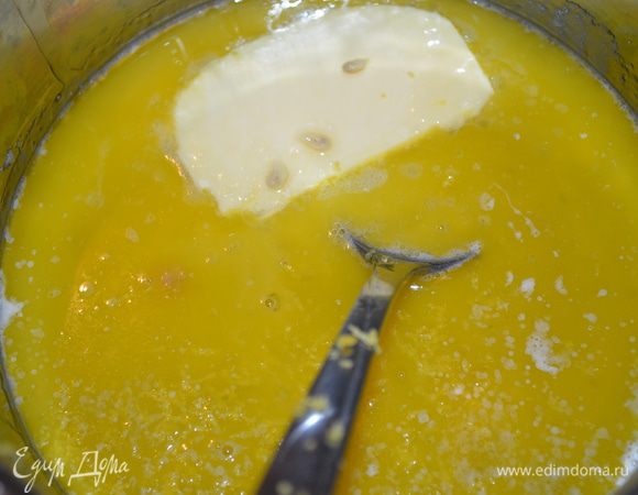 В ковшике на слабом огне необходимо растопить мед с маслом, соком и цедрой 1 лимона. Все размешать до однородности