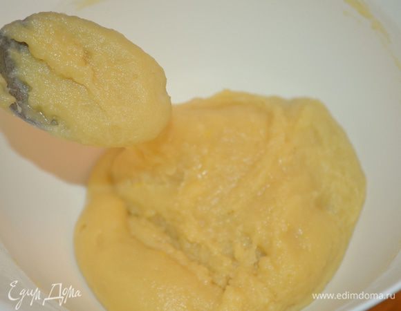 получается вот такое густое тесто. Мне оно напомнило тесто на эклеры. 