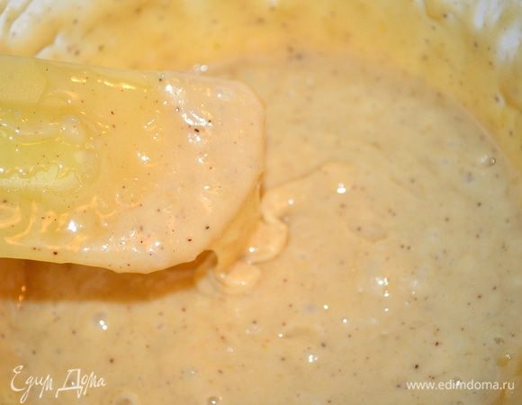 небольшими порциями вводим яйца в тесто и постоянно размешиваем. Можно взбить миксером чтобы тесто стало однородным. Оно получается густым и тягучим