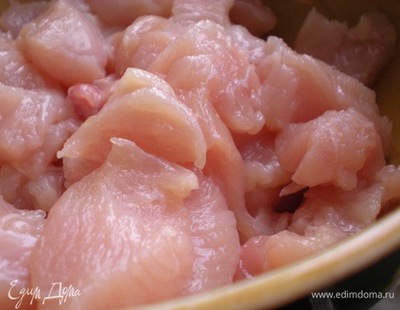 Куриную грудинку нарезать кубиками.


