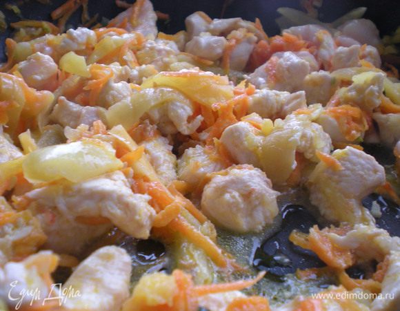 Обжариваем в растительном масле 3 минуты.
Добавляем соль, перец черный (по вкусу), кубик куриного бульона, карри или хмели - сунели, пару зубчиков чеснока через давилку - все вместе тщательно перемешать готовить еще 5 минут помешивая.




