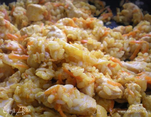 Затем всю эту массу смешать с готовым рисом, добавить мелкую сушеную петрушку (по желанию). Всего 13 - 15 минут и готово!