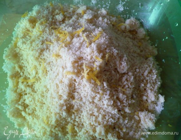 Миндаль измельчить в крошку, смешать  сахаром, цедрой и корицей. 