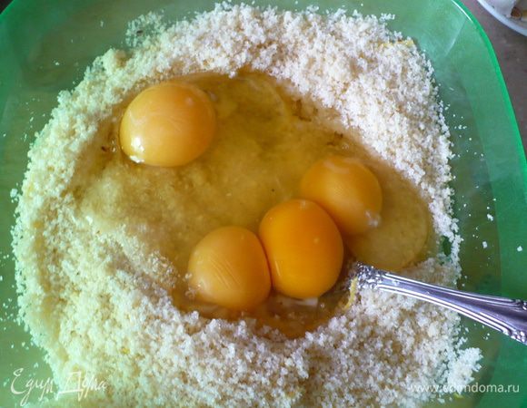 Вбить 4 яйца и перемешать ВИЛКОЙ. Не миксером, иначе пирог может не подняться. 