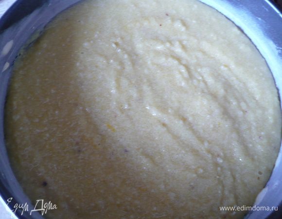 форму диаметром 20 см смазать слив маслом и присыпать мукой.  Вылить тесто. 