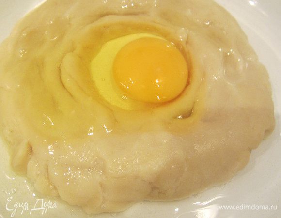 Добавить в заварное тесто яйцо и водку.