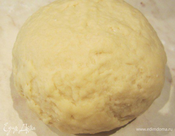 Добавляя остальную муку,вымесить тесто. Оно должно получиться очень пластичным. Муки много сыпать не нужно, сколько тесто возьмет.Дать настояться под полотенцем или завернув в пищевую пленку на полчаса.