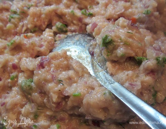 А пока тесто настаивается,приготовить фарш. Свинину с луком перекрутить в мясорубке, добавить соль,перец,специи по вкусу, измельченный укроп .В фарш добавить  кефир для сочности, хорошо перемешать.