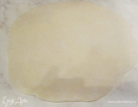 Тесто раскатать в лепешки толщиной 2-3 мм