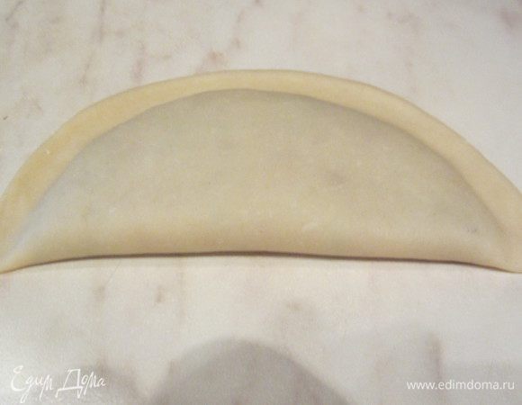 накрыть второй половиной и,выдавить воздух,плотно залепить (можно смочить края водой).