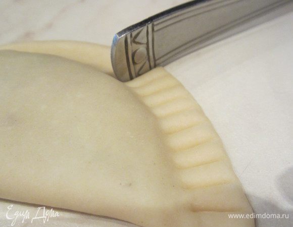 Сделать узорчик вилкой или специальным ножом.