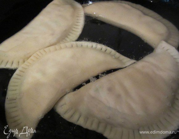 В сковородку налить 2-3 см растительного масла и ,подождав,пока масло хорошенько прогреется,опустить в него маленький кусочек теста (оно уберет ненужный запах). Чебуреки жарить с двух сторон на среднем огне,до золотисто-коричневого цвета.