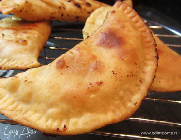 Выкладывать специальными щипцами на решетку, чтобы стекло все лишнее масло, я еще сверху их слегка подсыпаю солькой, вкусно!