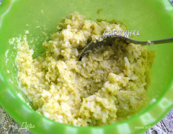 Соединяем капусту, рис, желток, молоко, растопленное сливочное масло. Солим, перчим по вкусу. По желанию и по вкусу добавляем травки.