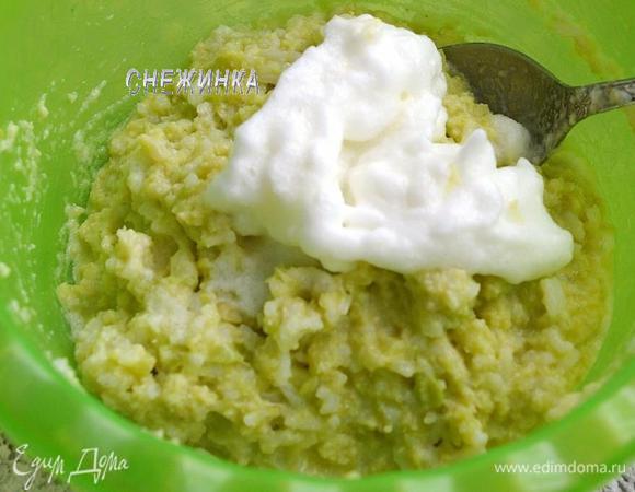 Отдельно взбиваем белок в крепкую пену. Вводим в общую массу.