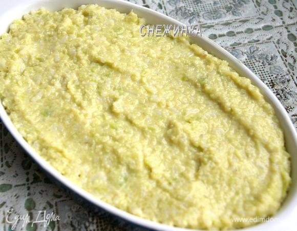 Форму или блюдо для запекания смазываем сливочным маслом. Выкладываем массу в форму.