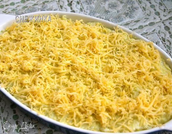 Сверху посыпаем натёртым сыром.