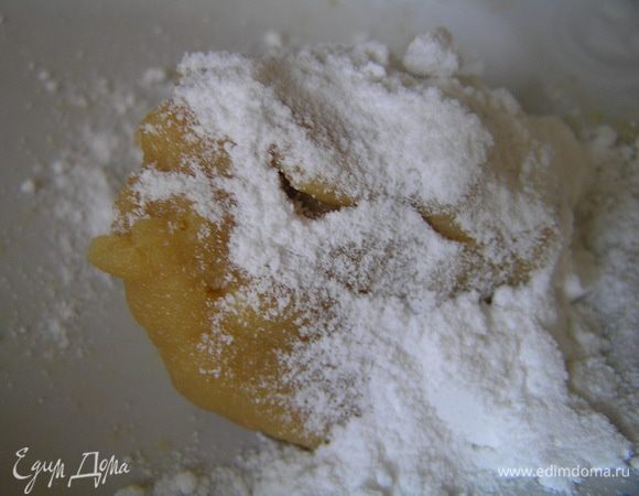 Марципан охладить 30 минут в холодильнике. Затем вымесить с добавлением воды и сахарной пудры  до эластичной массы. 