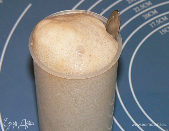 Дрожжи смешать с сахаром и 30 мл воды, оставить на 5 минут