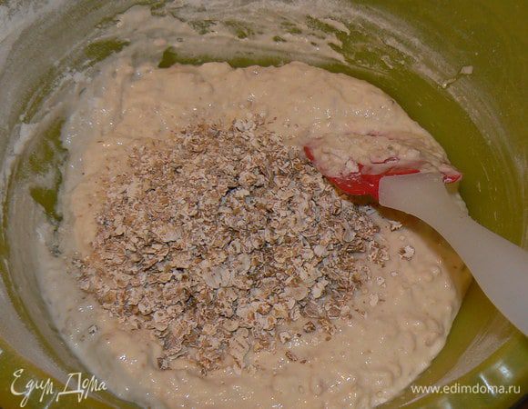 Просеять часть  муки,добавить хлопья