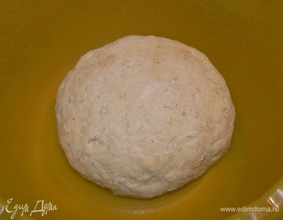 Замесить тесто, на это уйдет около 10-15 минут. Положить в миску, накрыть полотенцем и оставить подходить в теплое место на 45-60 минут.