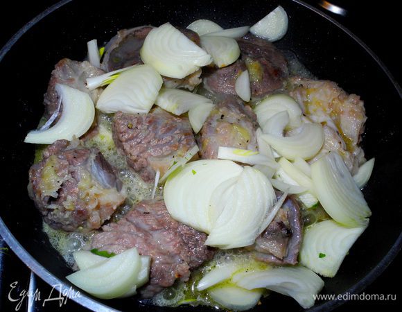 На разогретую сковороду налить несколько ложек оливкового масла. Мясо отжать, посолить, поперчить и обжарить на сковороде в течение нескольких минут, добавить лук, нарезанный перьями. Все вместе обжаривать на небольшом огне, пока лук не станет прозрачным. 