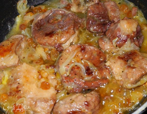 Подготовленное мясо положить в тыкву, сверху полить соусом от тушения, выложить лук и изюм. Поставить в разогретую духовку.
Запекать 20-30 мин при 200 градусах Цельсия. Мясо получается сочным и нежным, а тыква пропитывается соусом и ароматами.
Приятного аппетита!