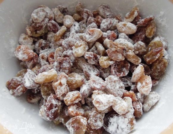 Изюм замочить в теплой воде и просушить бумажным полотенцем. Муку просеять. Отделить 1 ст. л. и присыпать ей изюм. Оставшуюся муку смешать с разрыхлителем и корицей. Прямоугольную форму выложить бумагой для выпечки, смазанной маслом(я еще смачиваю водой). Духовку разогреть до 180 градусов.