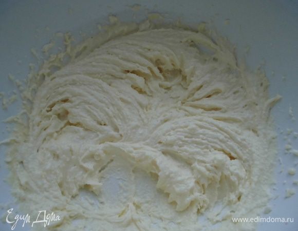 Размягченное сливочное масло взбить с двумя видами сахара. Я клала 100 граммов и получилось так, как надо. К тому же изюм тоже сладкий и шоколад (даже, если он горький).  Если Вы любите очень сладкое, добавьте чуть больше, но 200 граммов я бы никому не советовала!