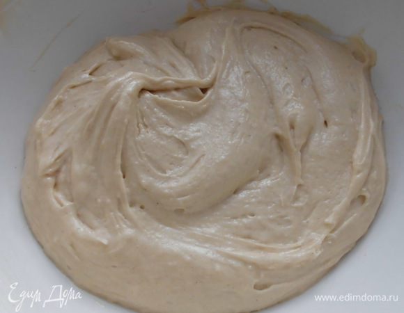 Добавить по одному яйца, продолжая взбивать. Всыпать частями муку. 