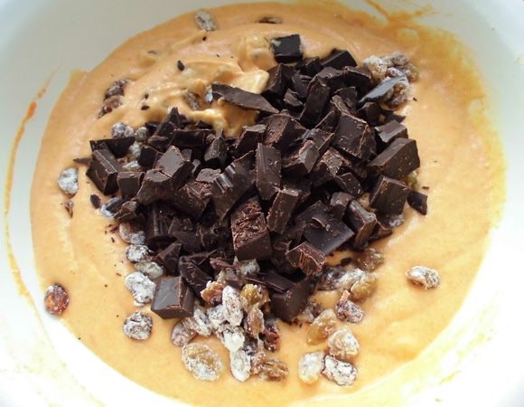 Шоколад порубить на кусочки как можно мельче (делать это довольно сложно, поскольку он тает от малейшего прикосновения. У меня получились средние кусочки). К тесту добавить тыквенное пюре, изюм и шоколад. Получается очень красиво и ярко! Тщательно перемешать и выложить в форму. Выпекать 40-45 минут. Нужно обязательно проверить готовность  зубочисткой, она должна быть сухой. Если пирог сверху зарумянился, а внутри еще сырой, накрыть его фольгой. 