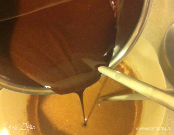 Добавить растопленную шоколадно-масляную смесь