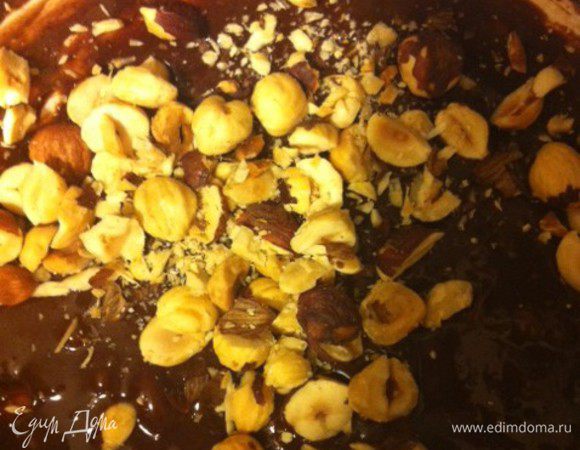 Добавить фундук (предварительно я его измельчила напополам)