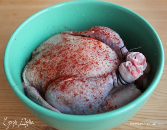 Цыпленка натереть солью, перцем и паприкой. Перевязать ножки ниткой.