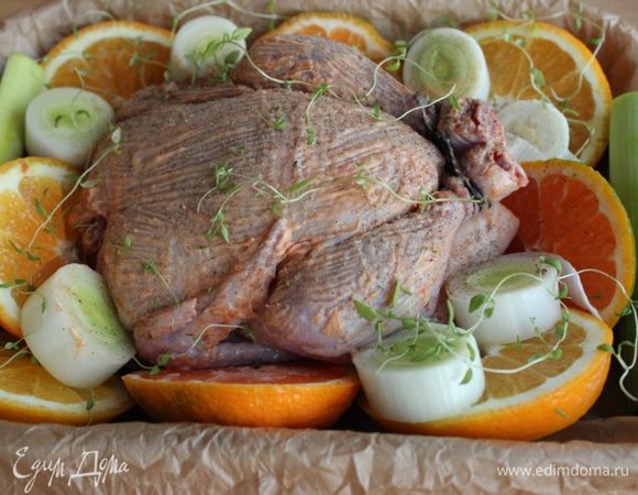 Сверху выложить цыпленка, смазать его сливочным маслом. Посыпать все крупной морской солью и листиками тимьяна.