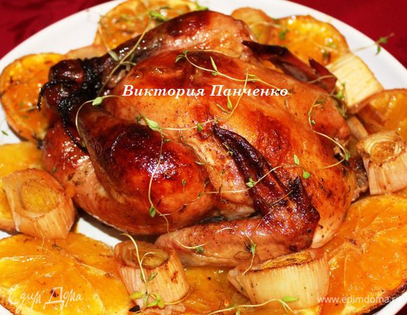 Поставить в разогретую до 230 градусов духовку на 15 минут. Затем убавить температуру до 170 и готовить еще 45-50 минут. Каждые 15 минут поливать цыпленка выделившимся соком. Готового цыпленка достать из духовки и оставить на 15 минут отдохнуть. (Ровно столько длилась фотосессия)   А потом сразу подавать))))))))))))