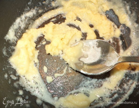 Муку прогреть на сковороде (а лучше в небольшом сотейнике, потом на меньшей поверхности будет легче работать венчиком), немного (кто любит до золотистого цвета, я - нет, слегка просто прогреваю!) и добавить кусочек масла. все мешаем. не бойтесь комочков, через  пару минут уберем посуду с огня, пусть немного остынет