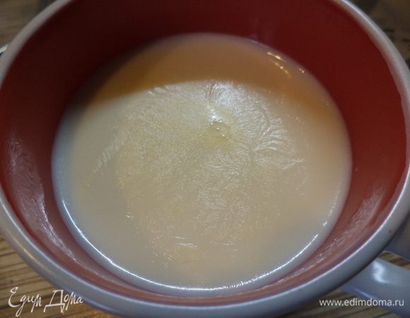 Нам нужно горячее молоко, можно подогреть в микроволновке.
