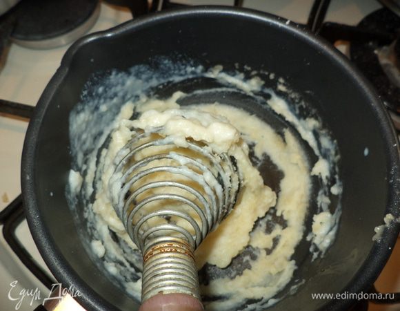 Масса еще густая, но работаем венчиком непрерывно, разбиваем комочки и не торопимся с большим количеством молока - постепенно, по мере разбивания.