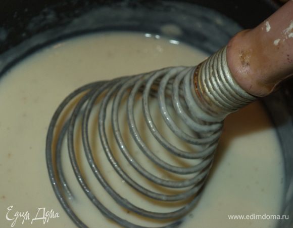 С минутку прогреть, и все соус готов! Лишь один раз мне пришлось протереть через сито - вероятней всего, налила сразу много молока, не добившись еще ровной густой массы.