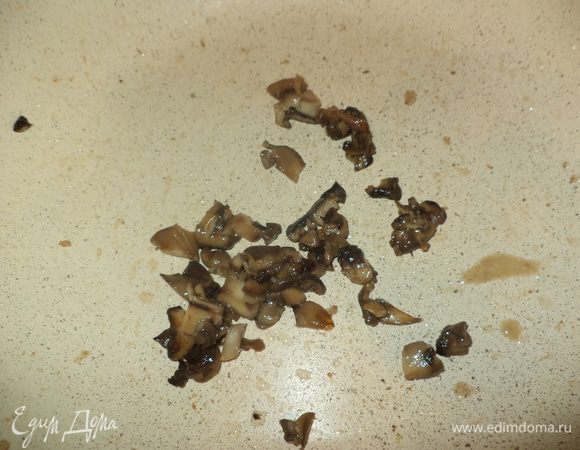 Теперь сметанный .Я поняла, что залог любого хорошего соуса - это посуда!Толстостенная сковорода нам поможет держать температуру  при минимальном огне. Я обжарила грибы.