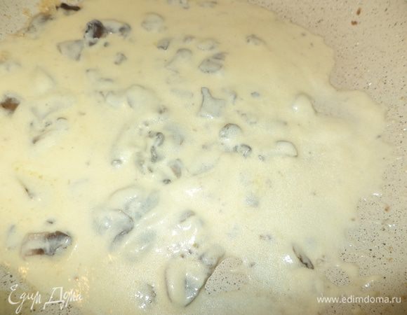 Через пару минут сметана распускается, в процессе мы все мешаем ложкой или лопаточкой.